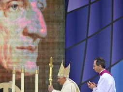 Benedicto XVI camina en Birmingham frente a la imagen del cardenal y teólogo inglés Henry Newman, quien se convirtió al catolicismo.EFE  /