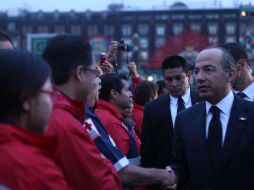 El Presidente Felipe Calderón saluda a integrantes del grupo de rescate ‘‘Topos’’, que ayudaron en  los sismos de 1985. EL UNIVERSAL  /