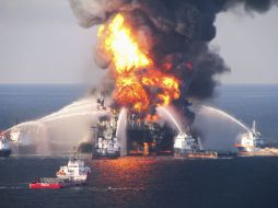 Barcos combaten el fuego en la plataforma petrolera ‘‘Deepwater Horizon’’, tras la explosión en el Golfo de México. NTX  /