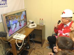 Sebastián Piñera habla con los mineros atrapados, en la mina San José, cerca a Copiapó. EFE  /