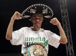 El boxeador mexicano Tomás Rojas festejando su campeonato. AP  /