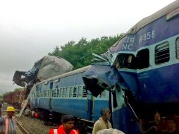 Autoridades investigan el motivo por el cual ambos trenes terminaron en la misma vía. EFE  /