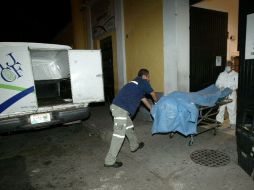 El cuerpo fue trasladado a instalaciones del Instituto Jalisciense de Ciencias Forenses. ARCHIVO  /