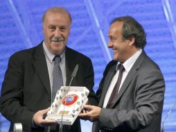 El presidente de la UEFA, el francés Michel Platini (der.), entrega un presente a, Vicente del Bosque. EFE  /