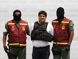 Oficiales de la policía escoltan a 'Beto Marín' en el aeropuerto. REUTERS  /