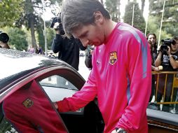 El jugador argentino del FC. Barcelona, Lionel Messi, sube a su coche tras abandonar el hospital.EFE  /