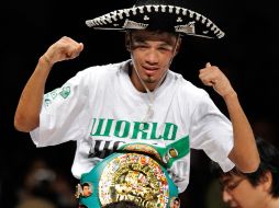 El mexicano Tomás Gusano Rojas luce su cinturón de campeón mundial supermosca del CMB. AFP  /