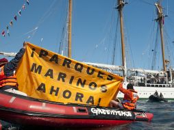 Los miembros de Greenpeace desplegaron carteles con la leyenda ''Parques Marinos Ahora''. REUTERS  /