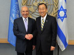 El secretario general de la ONU, Ban Ki-moon (d), saluda al presidente de Israel, Shimon Peres (i). EFE  /