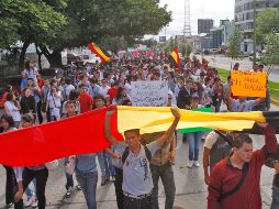 De nueva cuenta estudiantes universitarios salieron a las calles en demanda de más recursos para la UdeG. S. NÚÑEZ  /