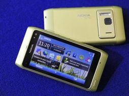 El teléfono inteligente N8, el primero en usar el nuevo software Symbian de Nokia. REUTERS  /