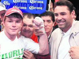 ''Canelo'' Álvarez (izq.) llegó a un acuerdo con Óscar de la Hoya (der.) para que lo siga representando. MEXSPORT  /