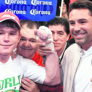 De la Hoya firma al Canelo indefinidamente