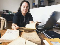 Guadalupe Zepeda Martínez resalta que la producción de fibras podría abaratar los costos de restauración de papel. E. BARRERA  /