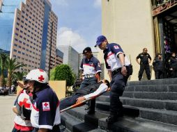 Rescatistas cargan a una persona durante el simulacro masivo de evacuación en el Distrito Federal. EFE  /