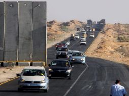Israel permitió la entrada de automóviles nuevos a la Franja de Gaza que desde hace cuatro años estrechara el bloqueo. EFE  /