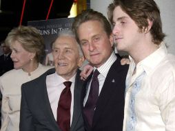 Douglas posó para fotos con sus coprotagonistas de la cinta, Shia LaBeouf y Carey Mulligan, y con el director Oliver Stone. REUTERS  /