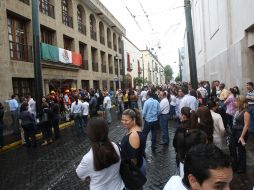 Aspecto de los trabajadores administrativos del Congreso local a las afueras del mismo, tras el ejercicio de simulacro. A. GARCÍA  /