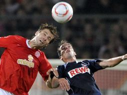 El jugador del el Mainz 05 Andreas Ivanschitz, (iz) salta por el balón con Armando Gonçalves Petit', del Colonia. EFE  /