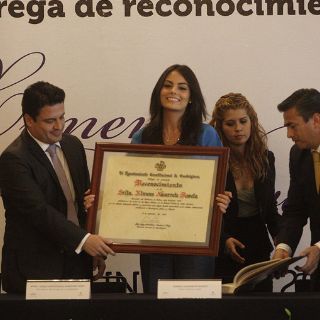 Ayuntamiento tapatío reconoce dedicación de Jimena Navarrete