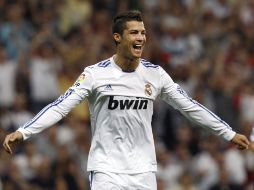 Cristiano Ronaldo del Real Madrid festeja su gol ante la afición. AP  /