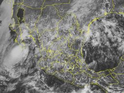 Imagen satelital de hoy donde se observa la nubosidad provocada por 'Georgette' aproximándose a la península de Baja California. AP  /