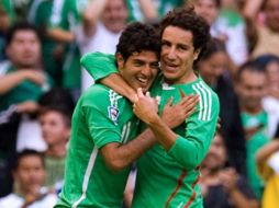 Carlos vela (izq.) y Efraín Juárez (der.) suspendidos seis meses como seleccionados. AFP  /