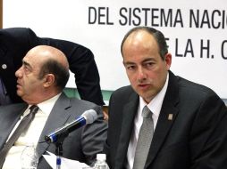 Arturo Chávez Chávez (der.) compareció ante la Cámara de senadores. Lo acompaña el senador Jesús Murillo Karam. EL UNIVERSAL  /