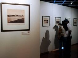 Una pareja mira unas fotografís sobre la construcción del Canal de Suez expuestas en Ciudad de Panamá, el 7 de marzo de 2009. AFP  /