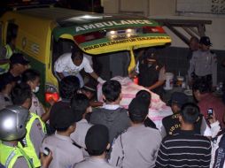 Los cuerpos de los policías fueron sacados del lugar en una ambulancia. AFP  /