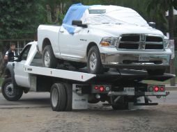Una grúa trasladó la camioneta junto con el cuerpo del comandante a las instalaciones del l IJCF. O. RUVALCABA  /