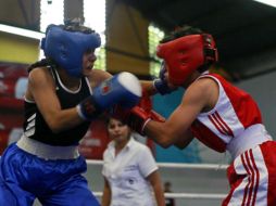 Paloma Villegas (azul), le ganó a la también jalisicense Janett García (rojo), 5-2 en la categoría de los 48 kilogramos. E. PACHECO  /
