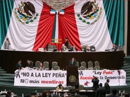 Diputados federales protestan contra la reforma legal del Congreso del Estado de México que prohíbe candidaturas comunes. EL UNIVERSAL  /