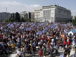 Miles de camioneros se inconforman frente al Parlamento griego en Atenas. EFE  /