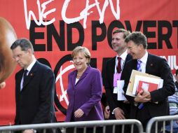 La canciller alemana Ángela Merkel y miembros de su delegación caminan hacia su hotel luego de la cumbre de la ONU. EFE  /