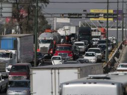 El accidente del tráiler provocó dificultad para circular sobre Periférico desde Colón. ARCHIVO  /