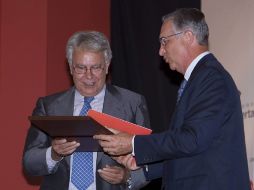 Por su parte, Felipe González agradeció ser depositario de ese reconocimiento en su primera edición. EFE  /