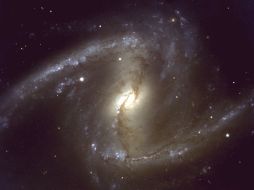 La NGC 1365, se encuentra a unos 60 millones de años luz de la Tierra y se extiende a lo largo de 200 mil años luz. ESPECIAL  /