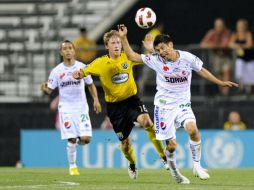 Acción del partido entre el Columbus Crew y el Santos Laguna. AFP  /
