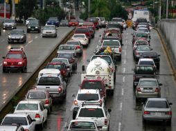 La presencia de lluvia desde temrpana hora complicó aún más la situación en las vialidades. E PACHECO  /