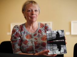 Charrlotte Cassez sostiene el libro de su hija. AP  /