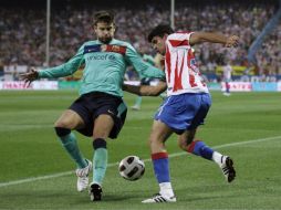 El jugador central Gerard Piqué disputando su partido número 100 con el Barcelona. AP  /