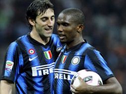 Diego Milito (izq.) y Samuel Eto'o festejando la victoria del Inter de Milán. AP  /