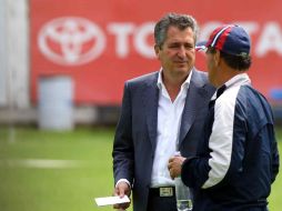 Jorge Vergara platica con José Luis Real (espalda) durante un entrenamiento del Guadalajara. MEXSPORT  /