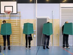 Varias personas acuden a un colegio electoral para ejercer su derecho al voto durante la jornada electoral en Estocolmo. EFE  /