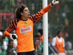 Guillermo Ochoa durante la octava fecha del torneo Apertura 2010. MEXSPORT  /