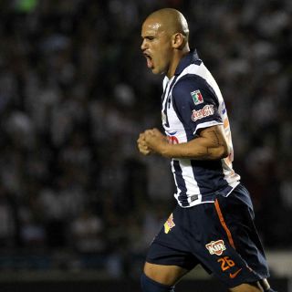 De la mano de Suazo Monterrey remonta