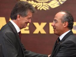 El Presidente Felipe Calderón saluda a Otto Lindner, presidente ejecutivo de Volkswagen. EL UNIVERSAL  /