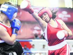 La jalisciense Jazmín Villegas (de rojo) le lanza un derechazo a Brianda Urias, de Chihuahua. EL INFORMADOR • S.NÚÑEZ  /