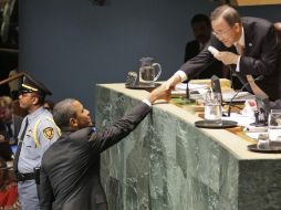 Barack Obama (izquierda) saluda a Ban Ki-moon, en Nueva York. AP  /